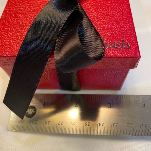 Lee Michael jewelry box.  Red great condition 3 1/2 square - Picture 7 of 7